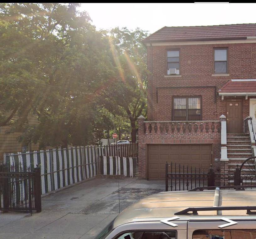 Elmhurst, NY 11373,9318 Lamont AVE