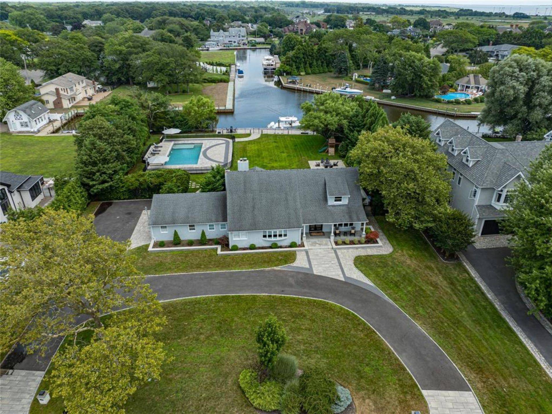 East Islip, NY 11730,82 The Helm