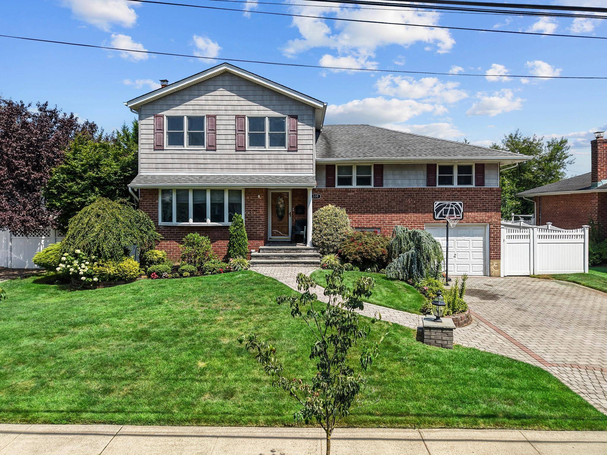 Garden City, NY 11530,330 Whitehall BLVD