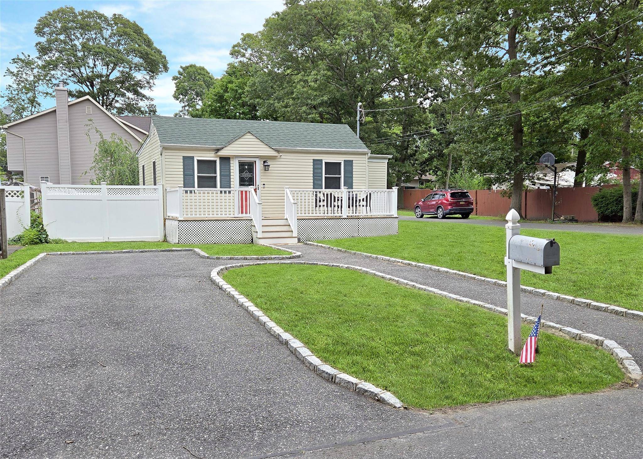 Lake Ronkonkoma, NY 11779,83 Webster AVE