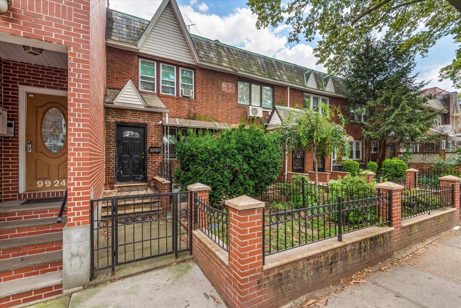 Rego Park, NY 11374,99-22 67th AVE