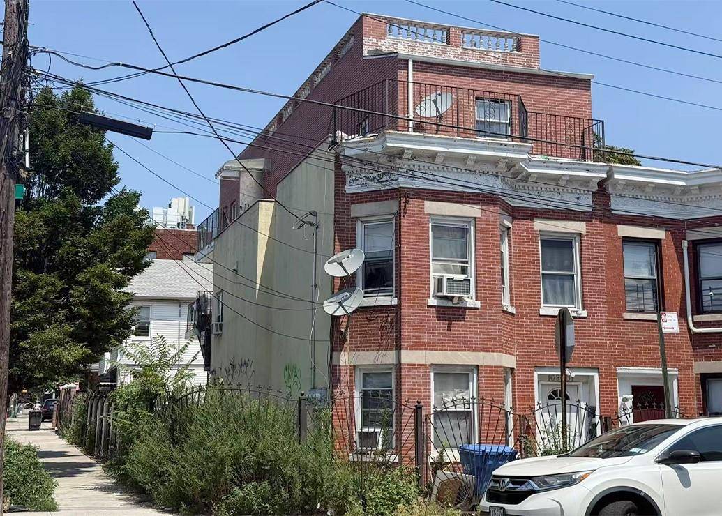 Corona, NY 11368,108-01 35th AVE