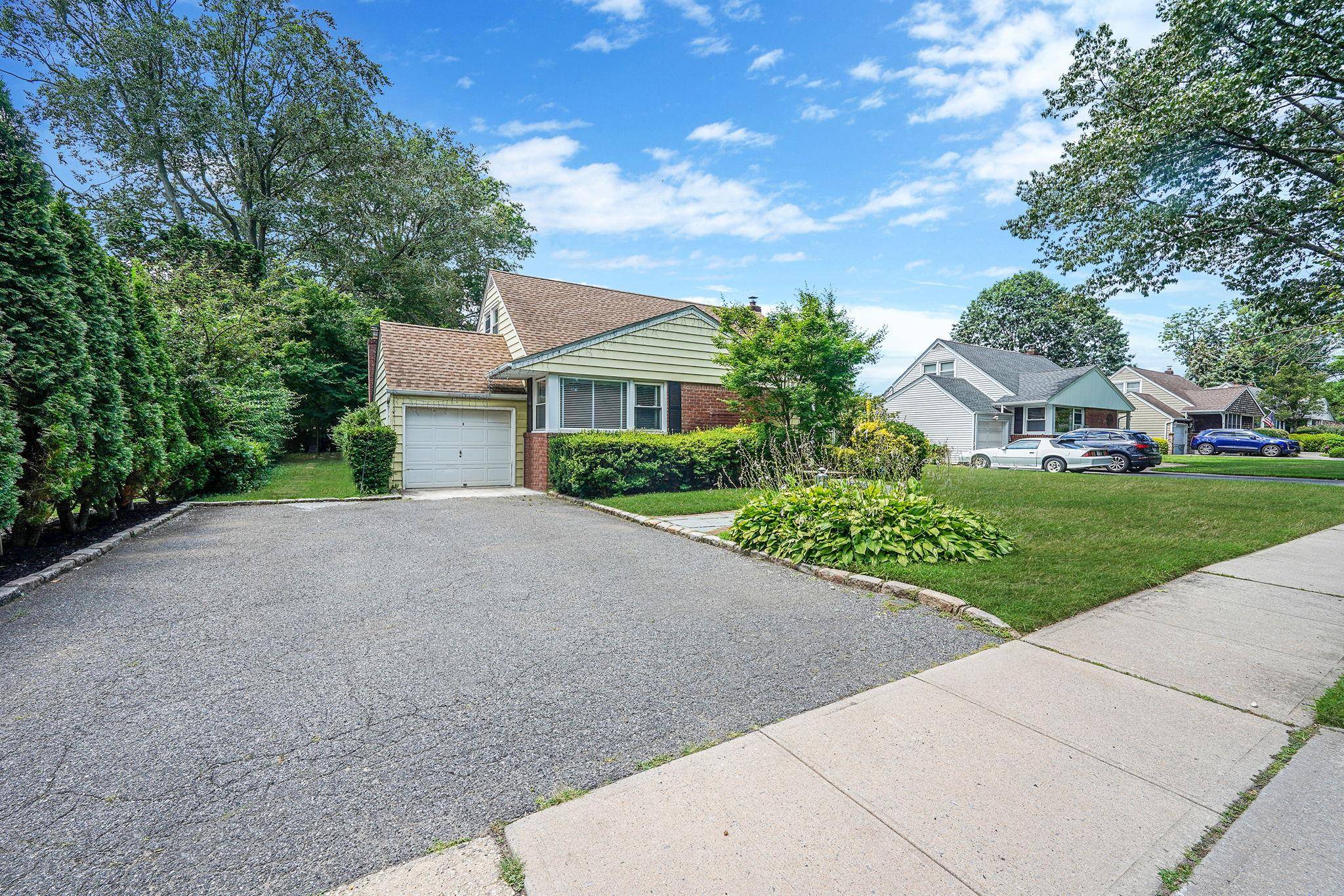 Westbury, NY 11590,333 Sylvan LN