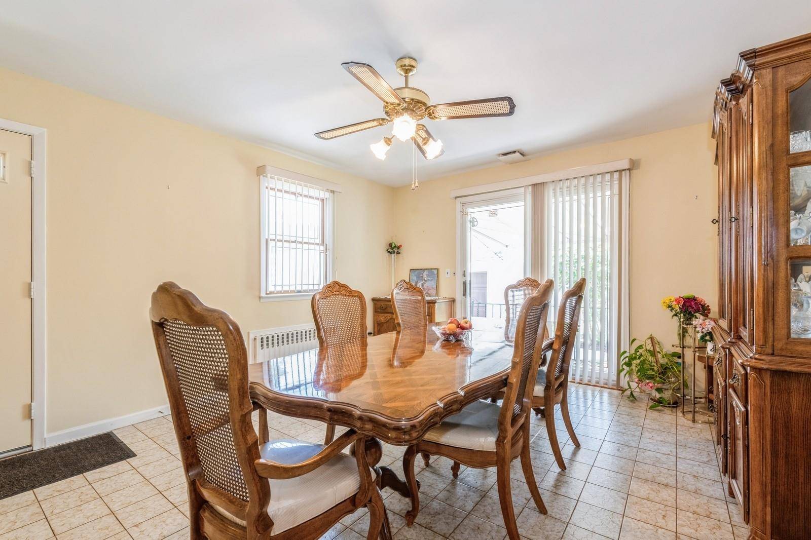 Valley Stream, NY 11580,185 Emerson PL