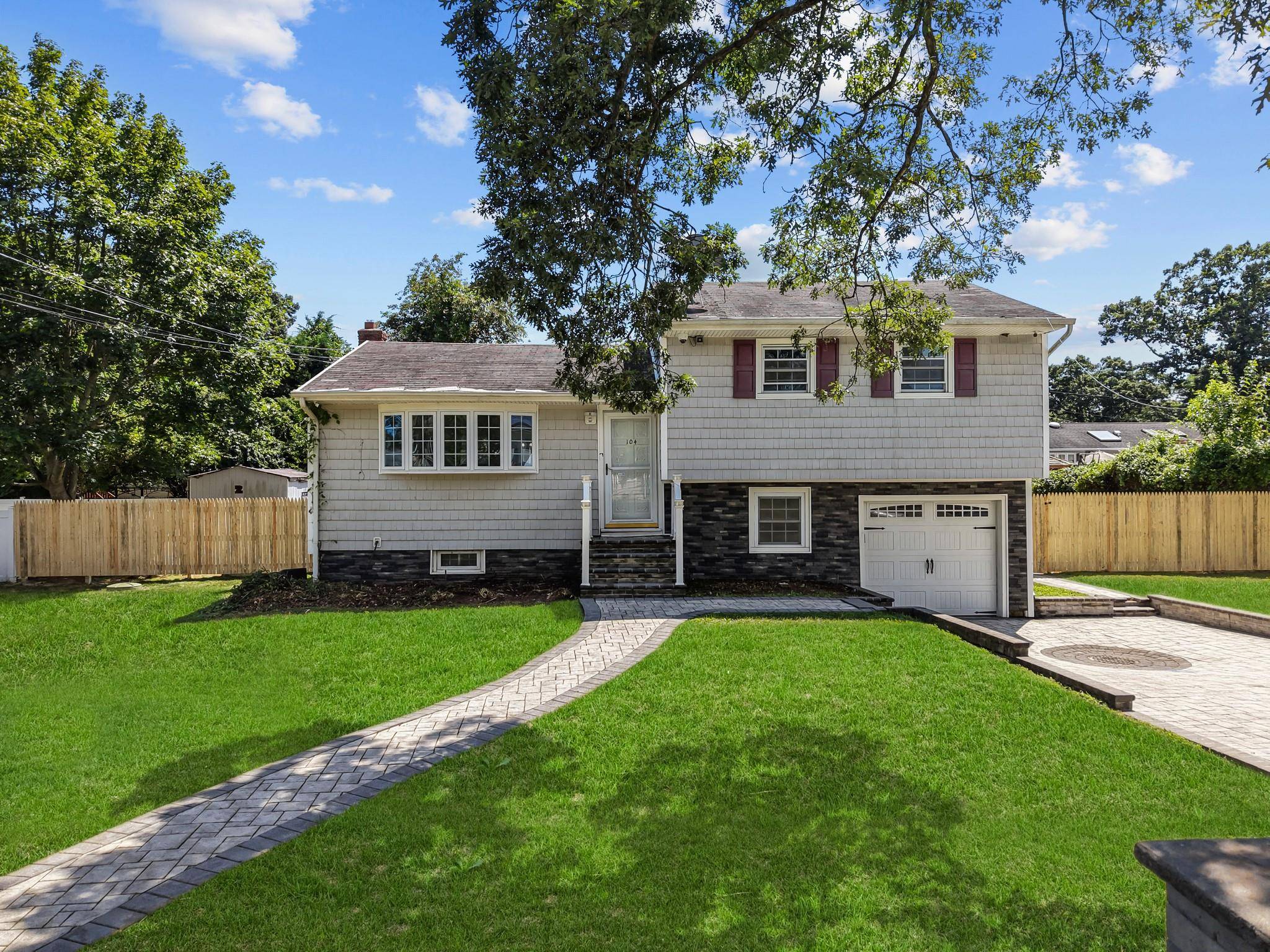 West Babylon, NY 11704,104 Essex ST