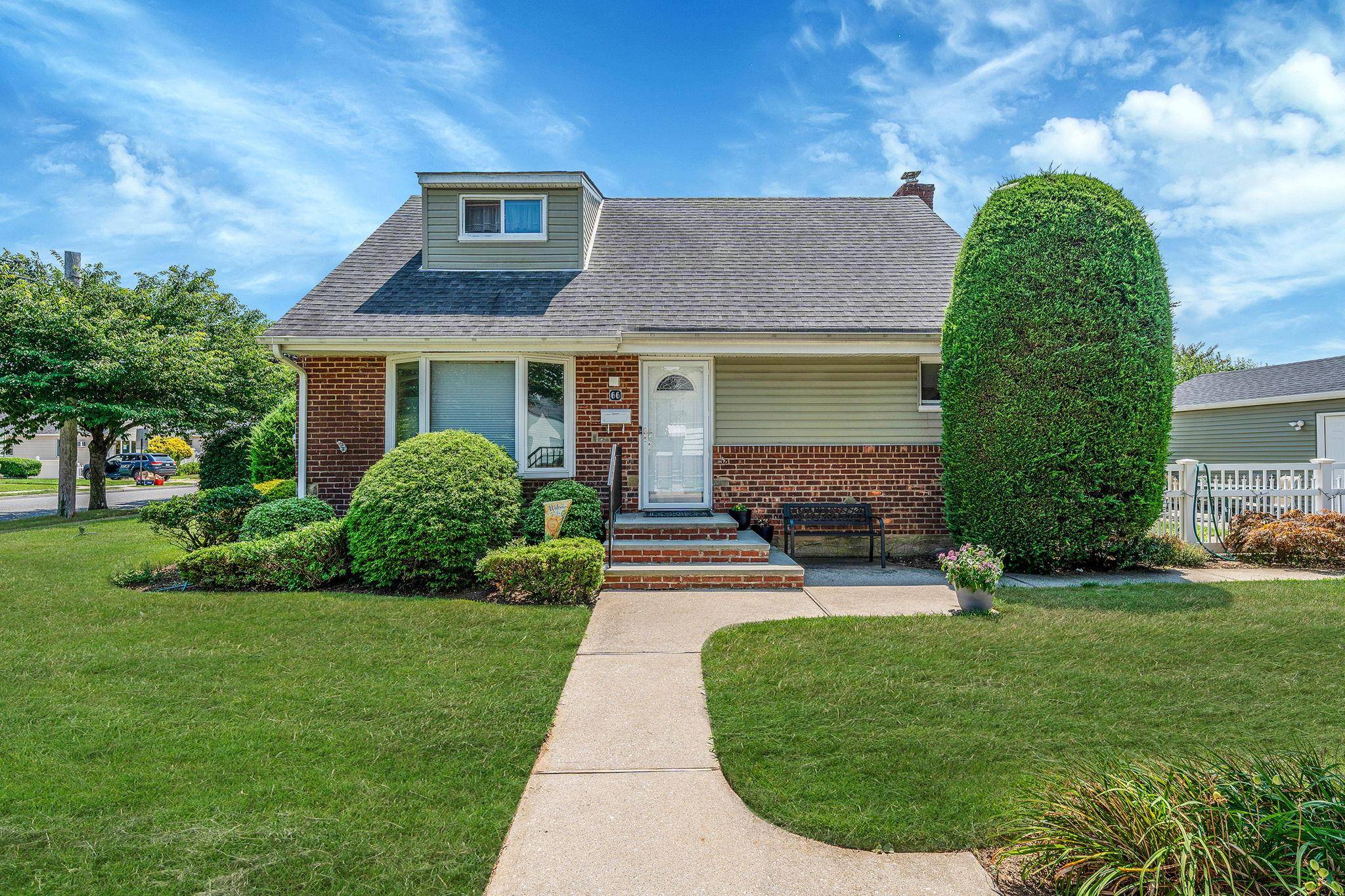 Floral Park, NY 11001,66 Webster ST