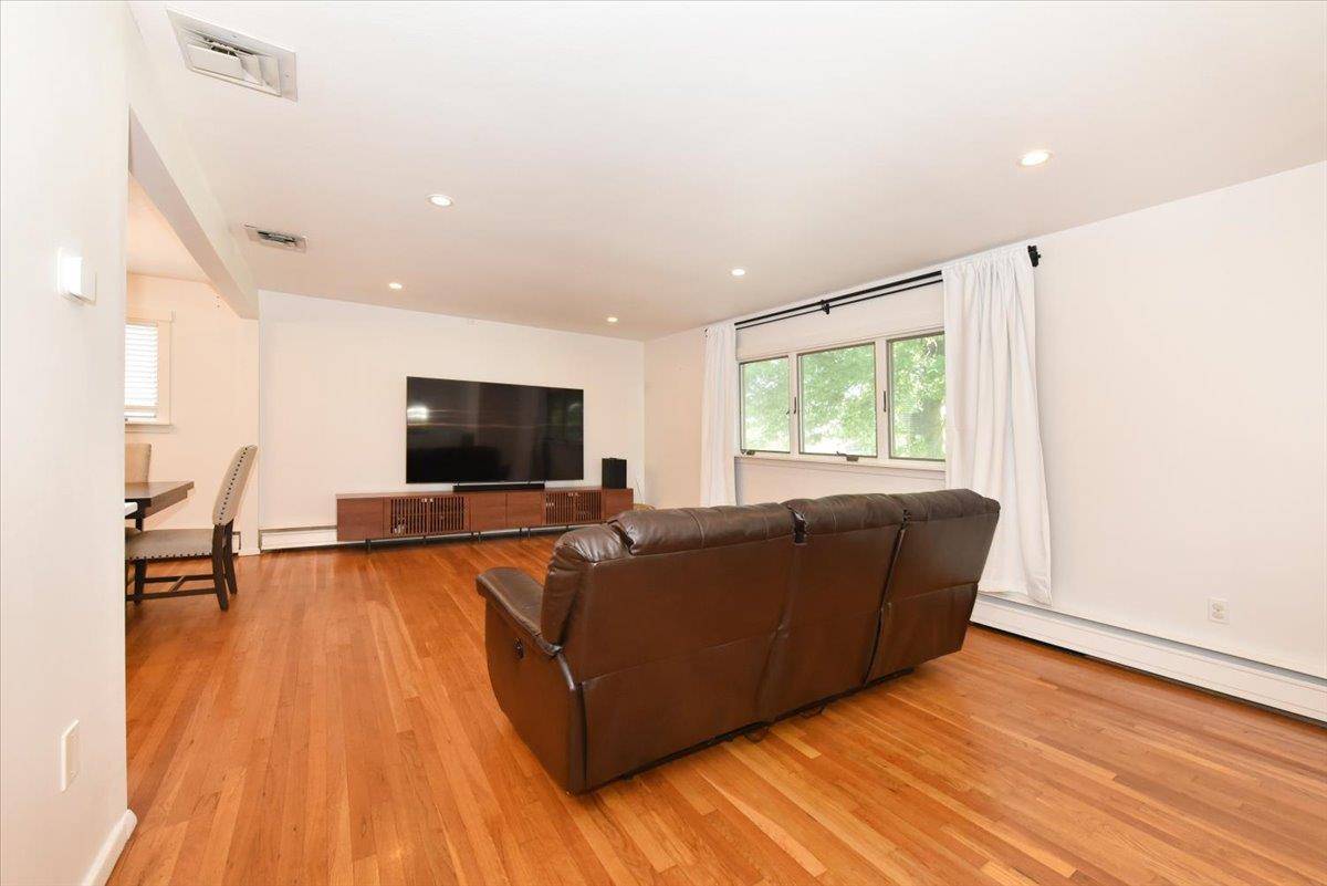 Rockville Centre, NY 11570,18 Cumberland ST