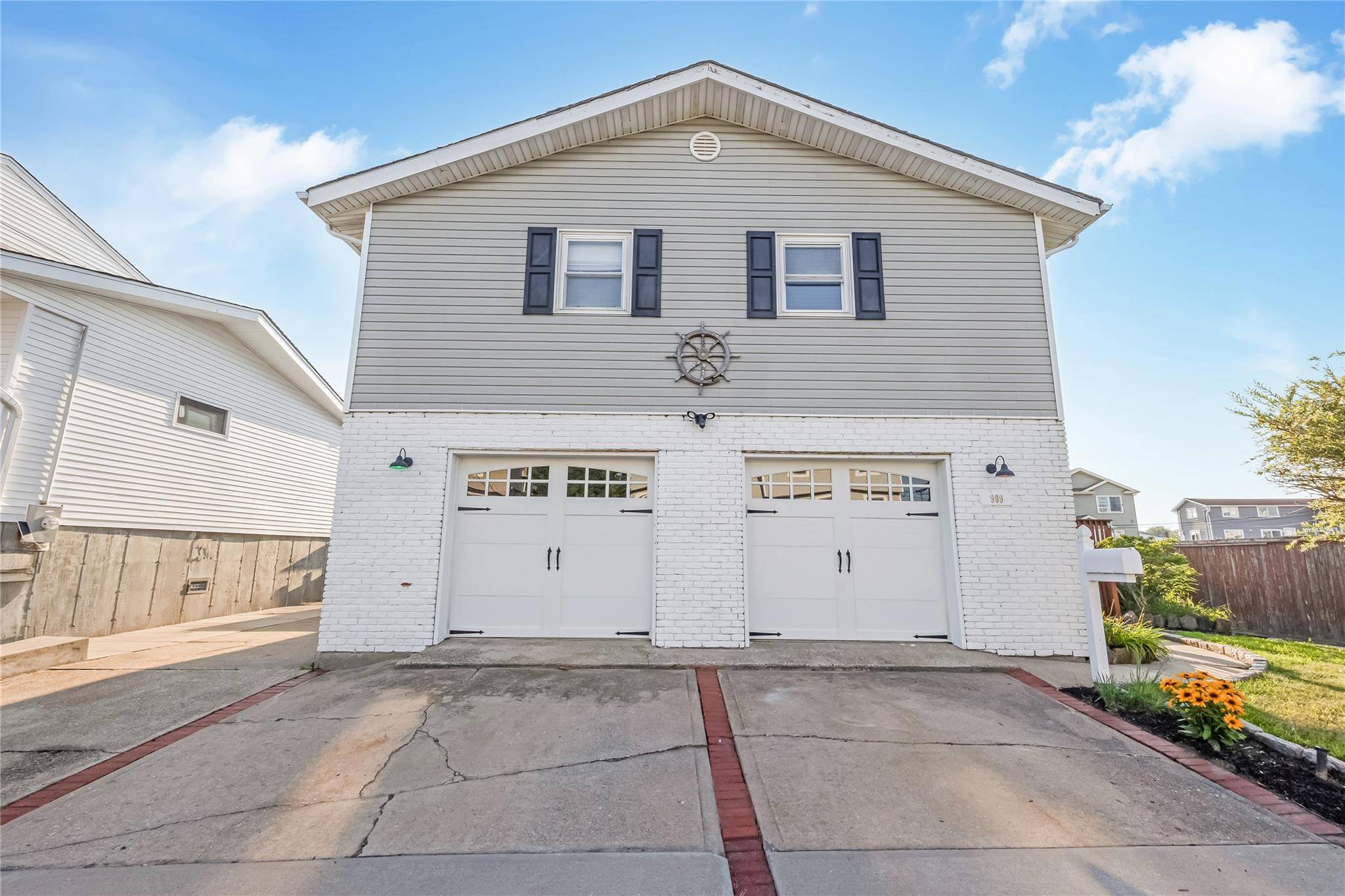 Lindenhurst, NY 11757,909 Pacific ST