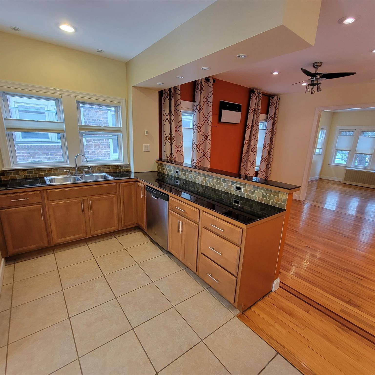 Rego Park, NY 11374,68-27 Alderton ST #1