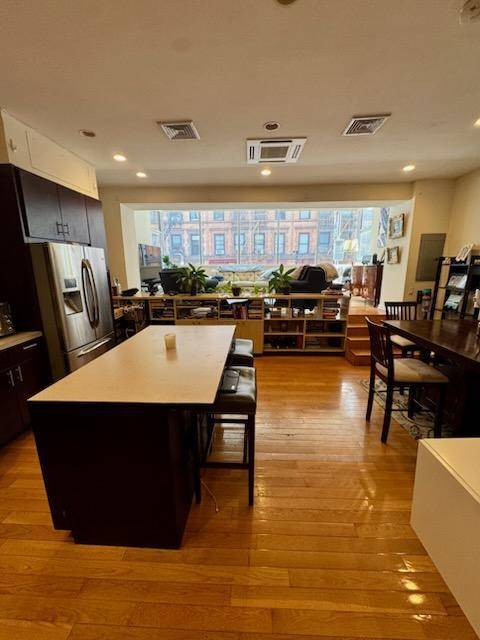 New York (manhattan), NY 10022,232 E 53rd ST