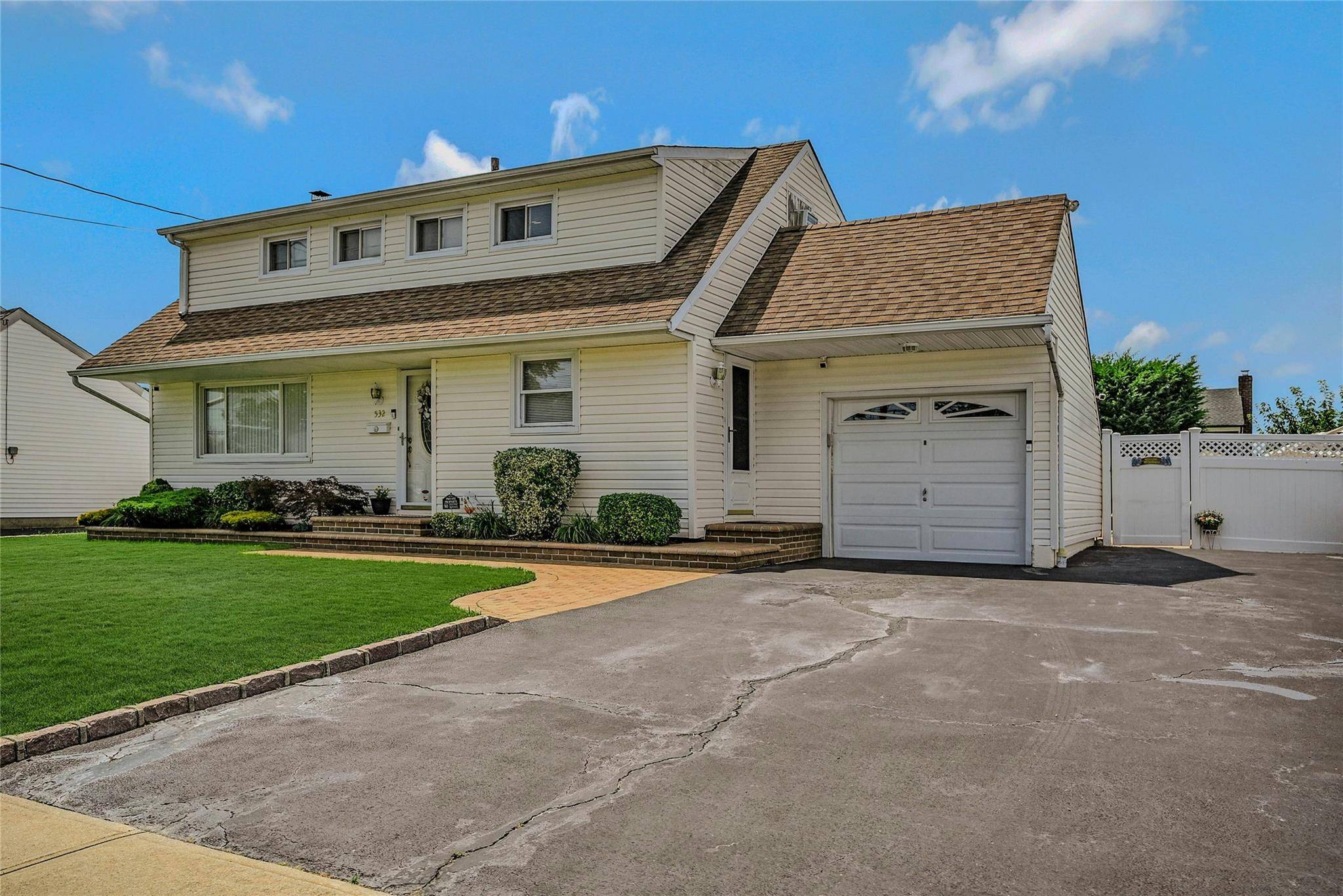 West Islip, NY 11795,532 Alwick AVE