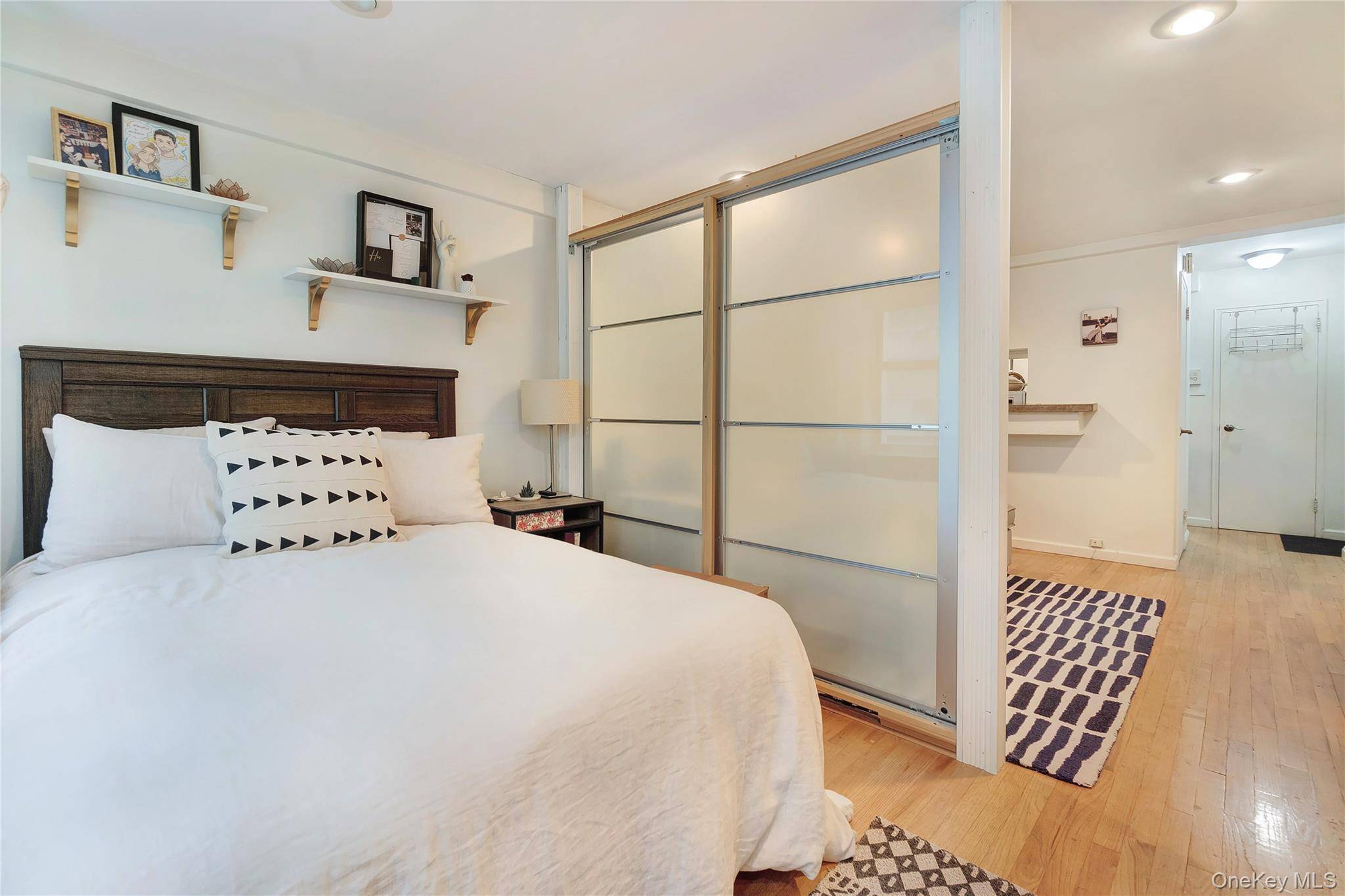 New York (manhattan), NY 10017,321 E 45th ST #4H