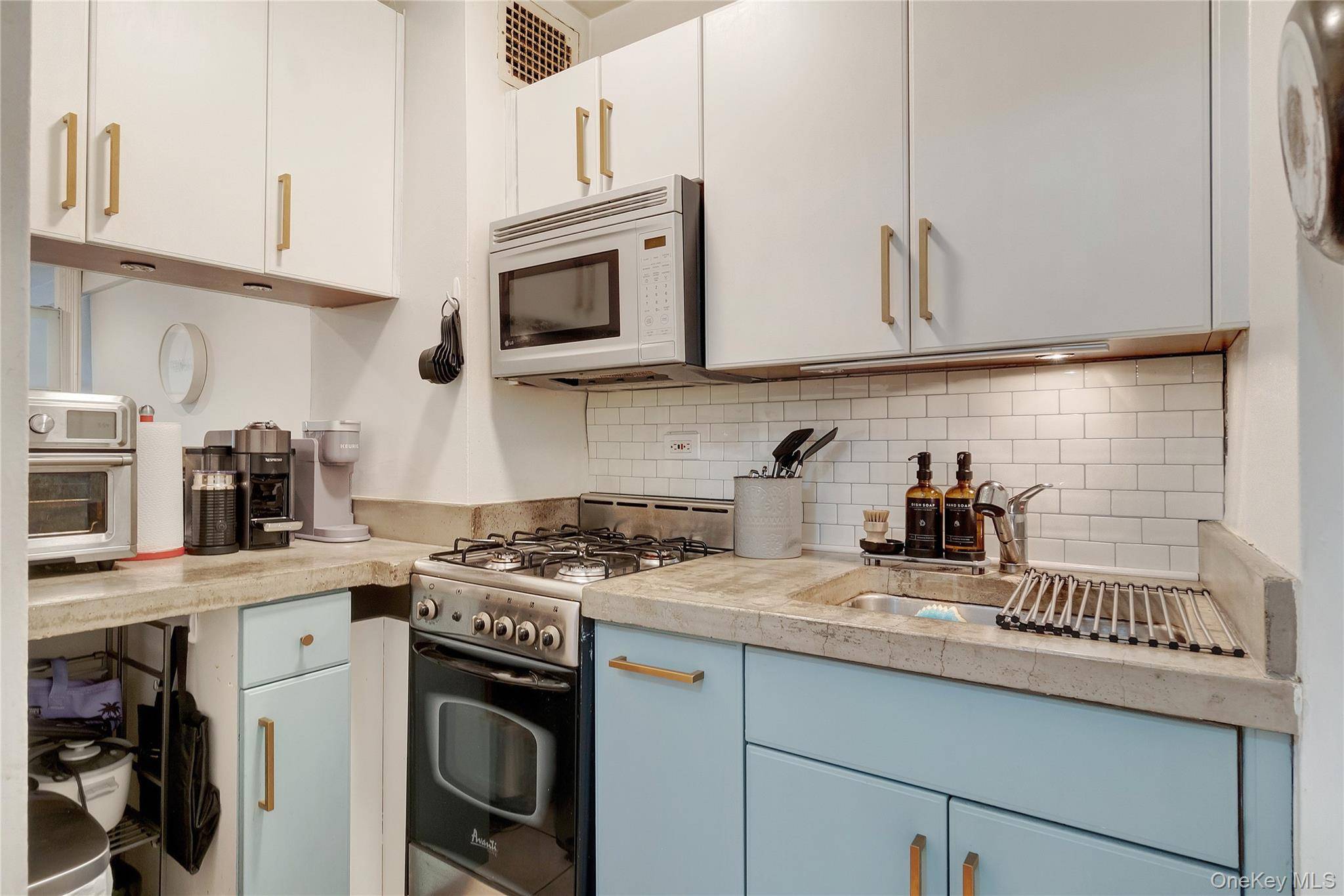 New York (manhattan), NY 10017,321 E 45th ST #4H