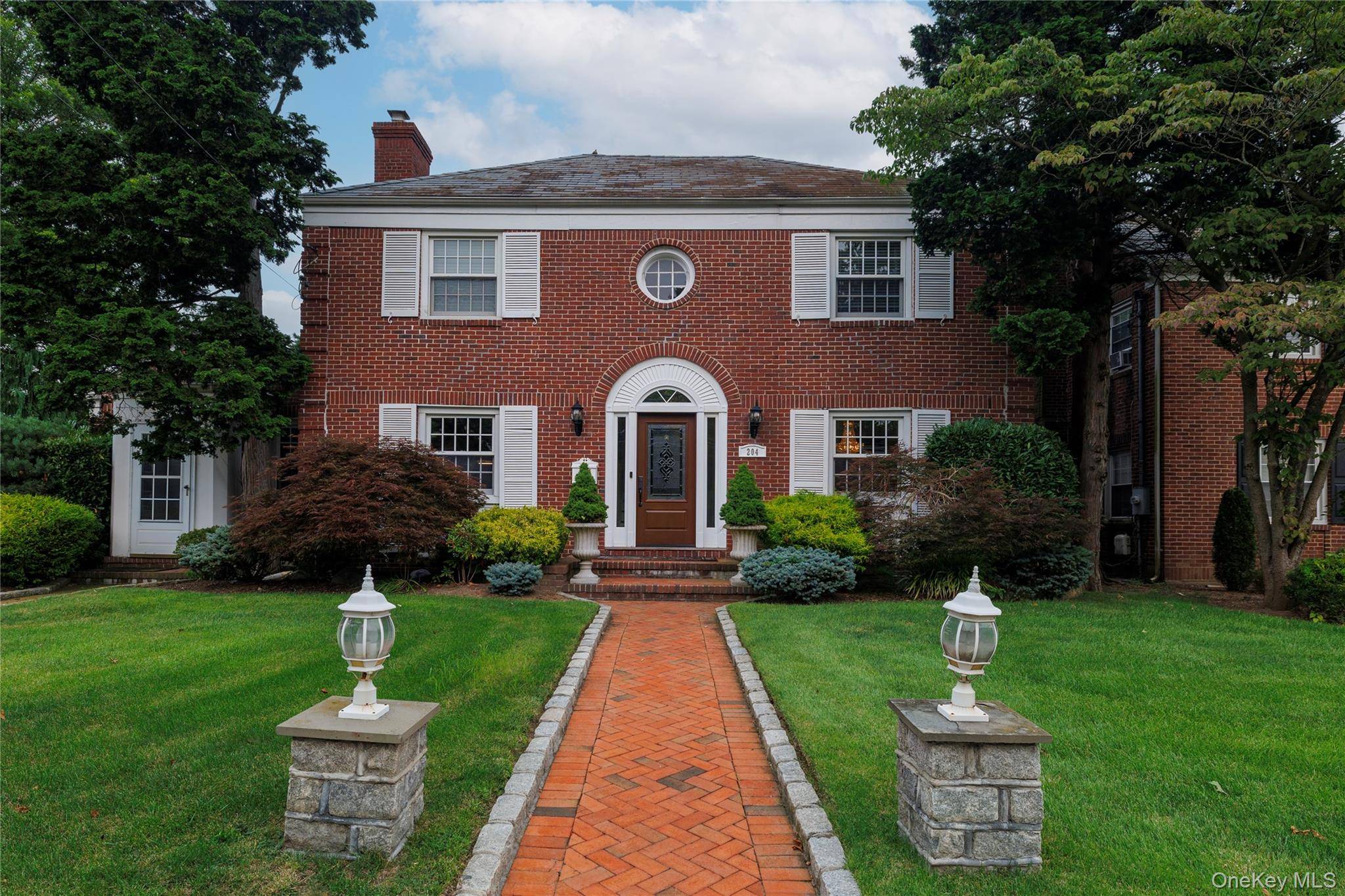 Malverne, NY 11565,204 Hempstead AVE