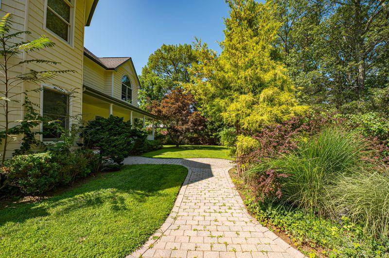 Coram, NY 11727,228 Pine RD