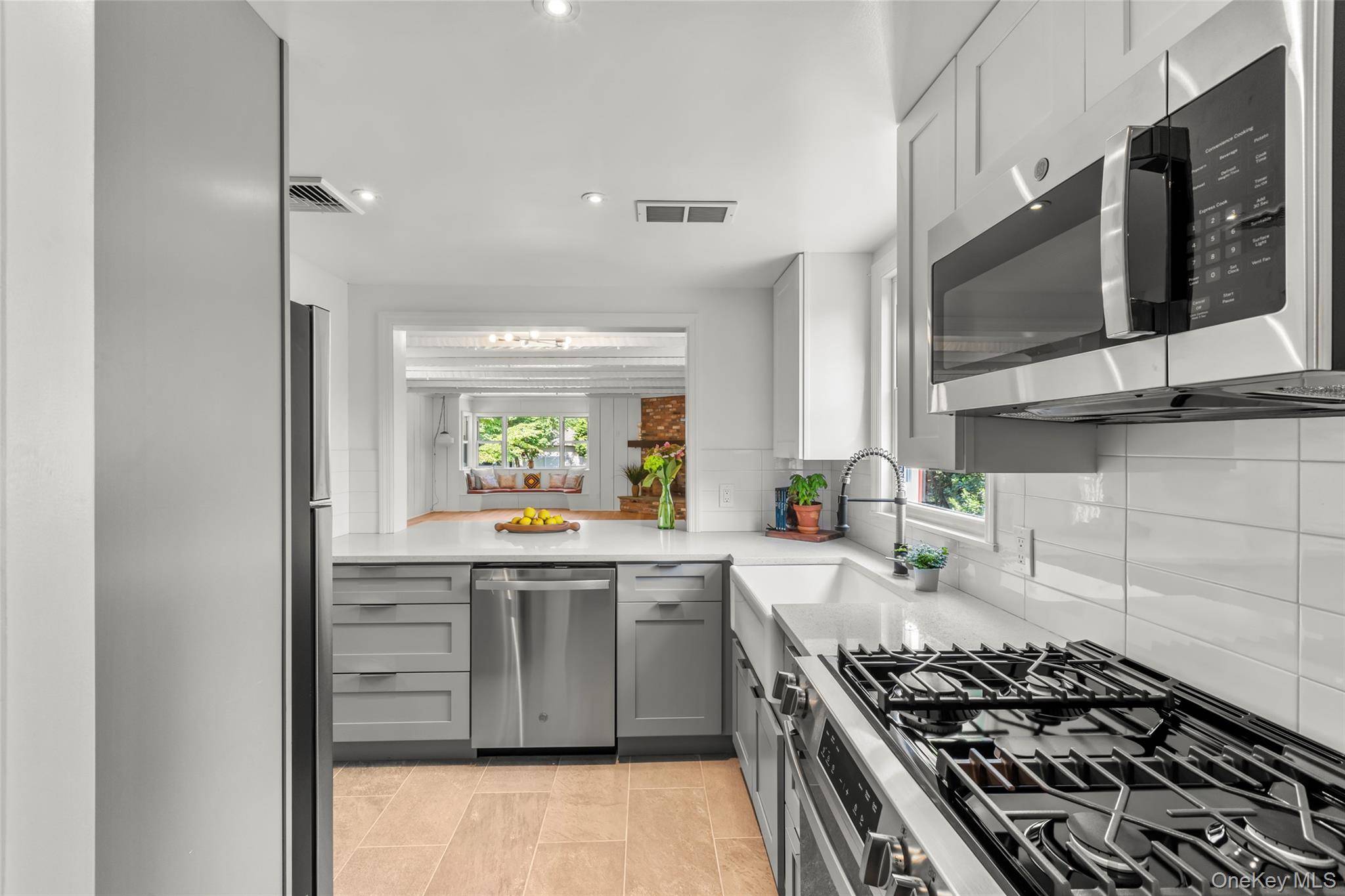 Setauket, NY 11733,3 Bridge RD