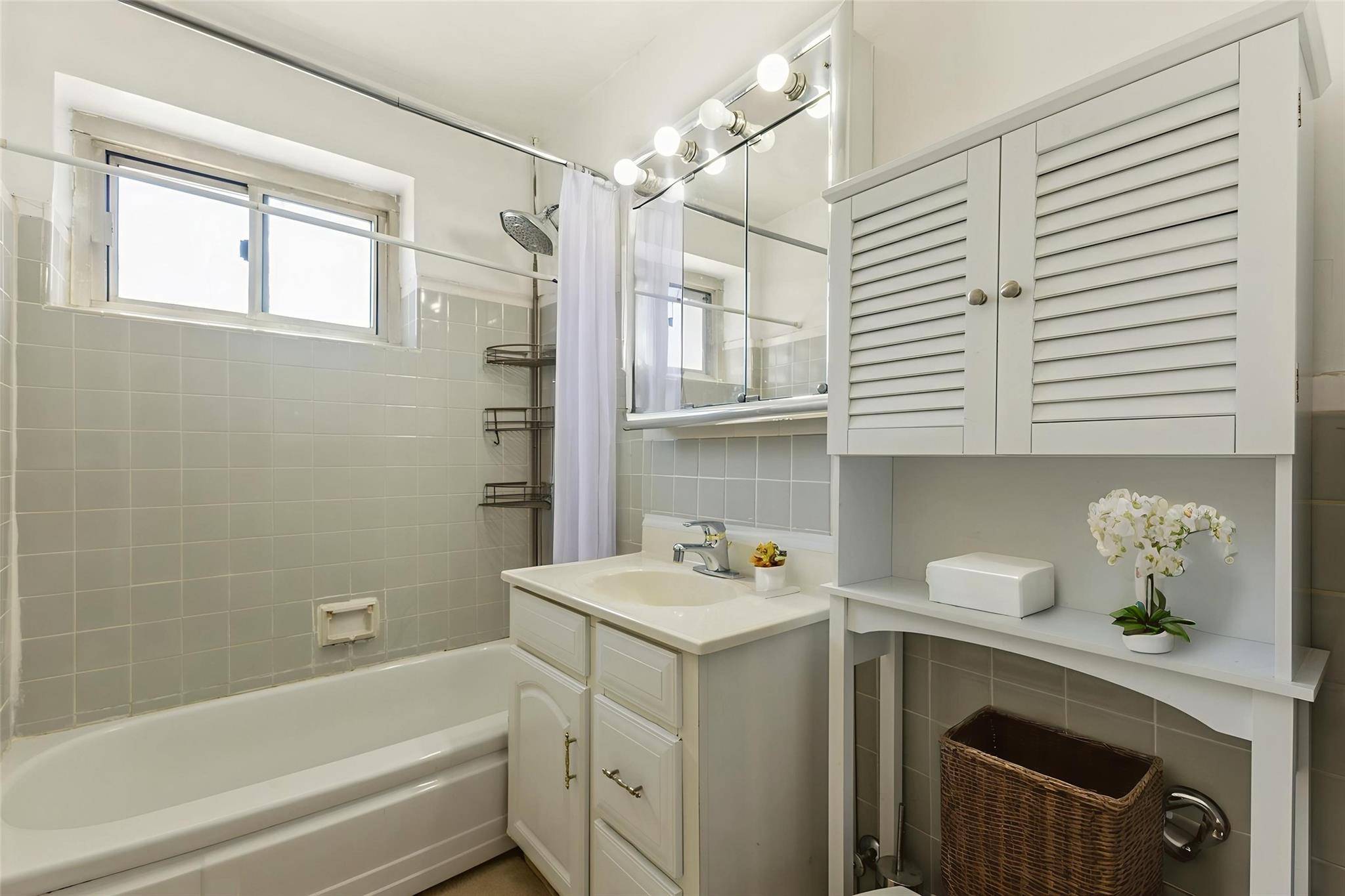 Corona, NY 11368,99-10 60th AVE #E1E