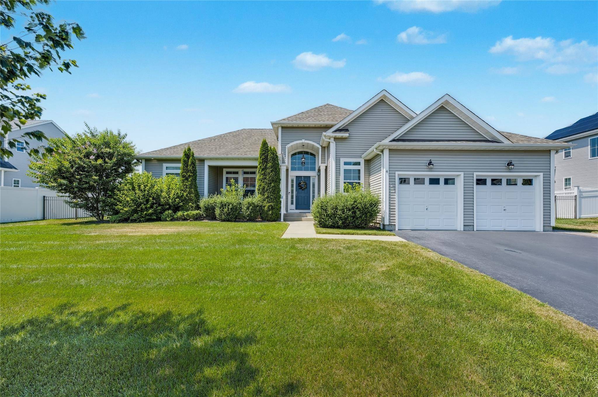 Ridge, NY 11961,4 Lilac LN