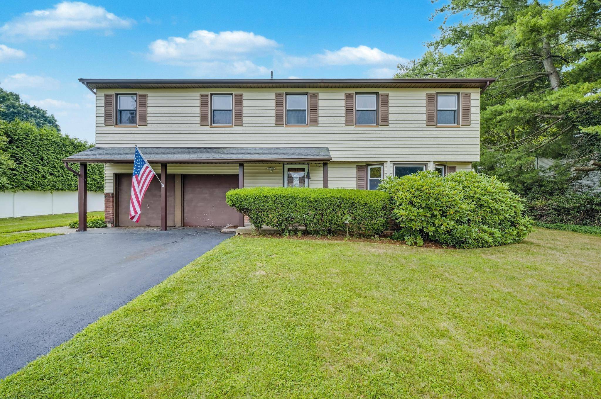 East Northport, NY 11731,25 Woodsorrel LN