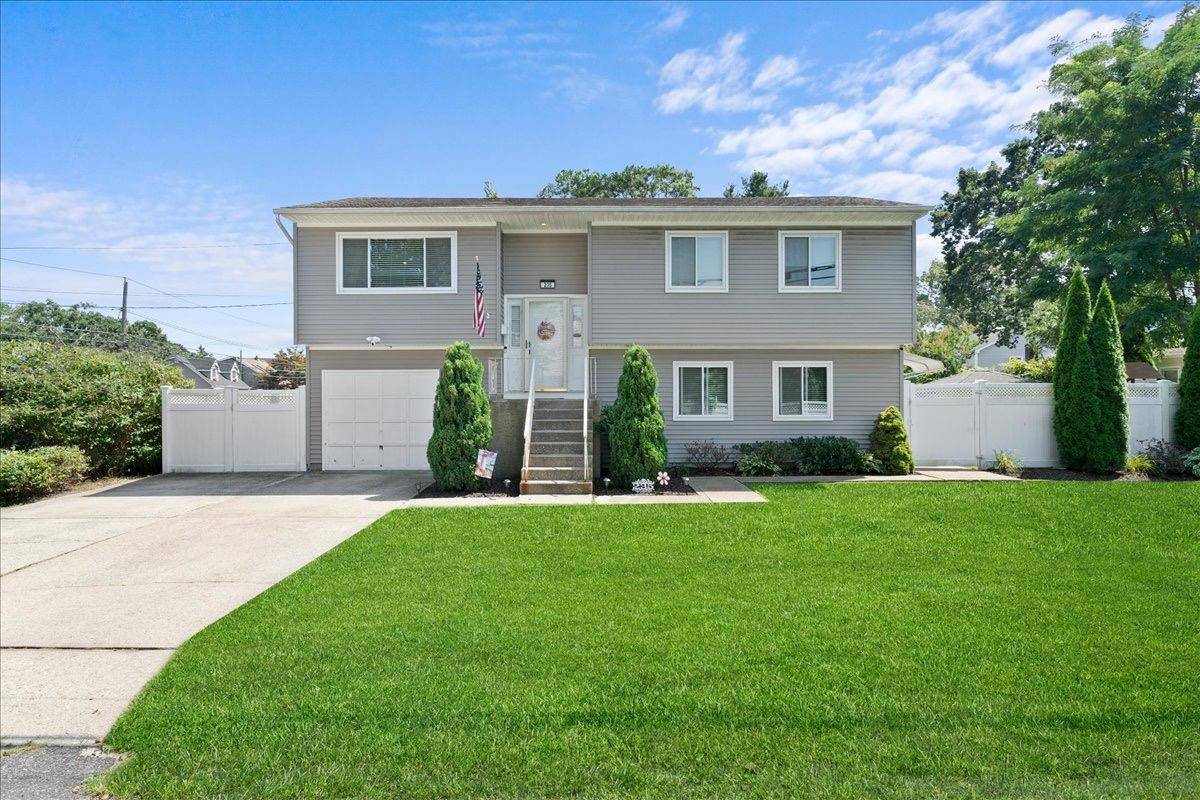 West Islip, NY 11795,235 McCall AVE