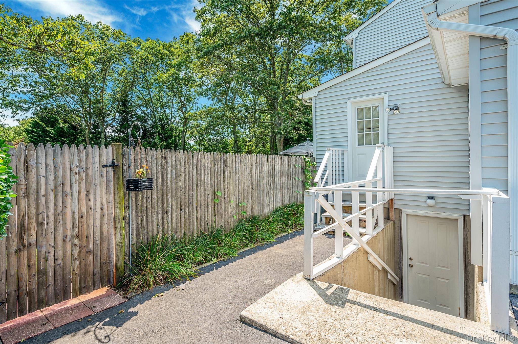 Holtsville, NY 11742,4 Valley CT
