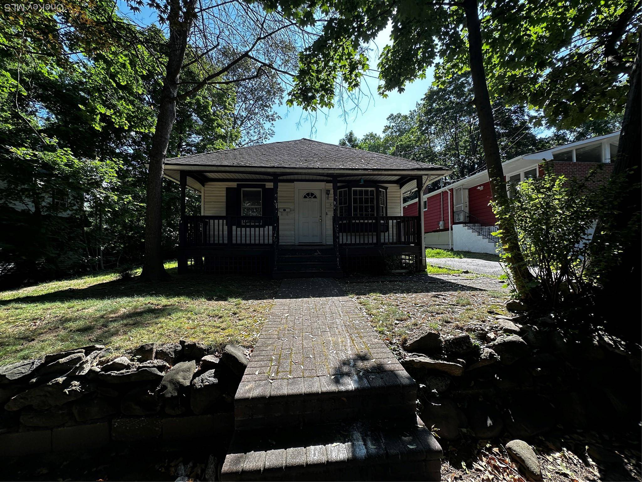 Great Neck, NY 11024,5 Spring LN