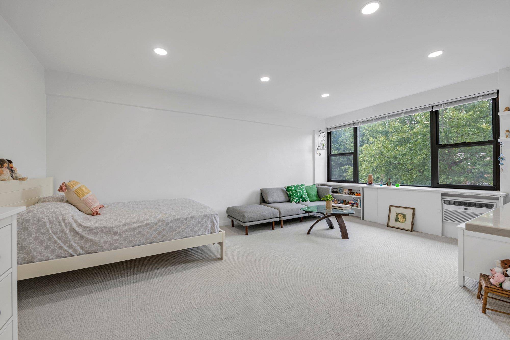 Great Neck, NY 11021,15 Hillpark AVE #2-O