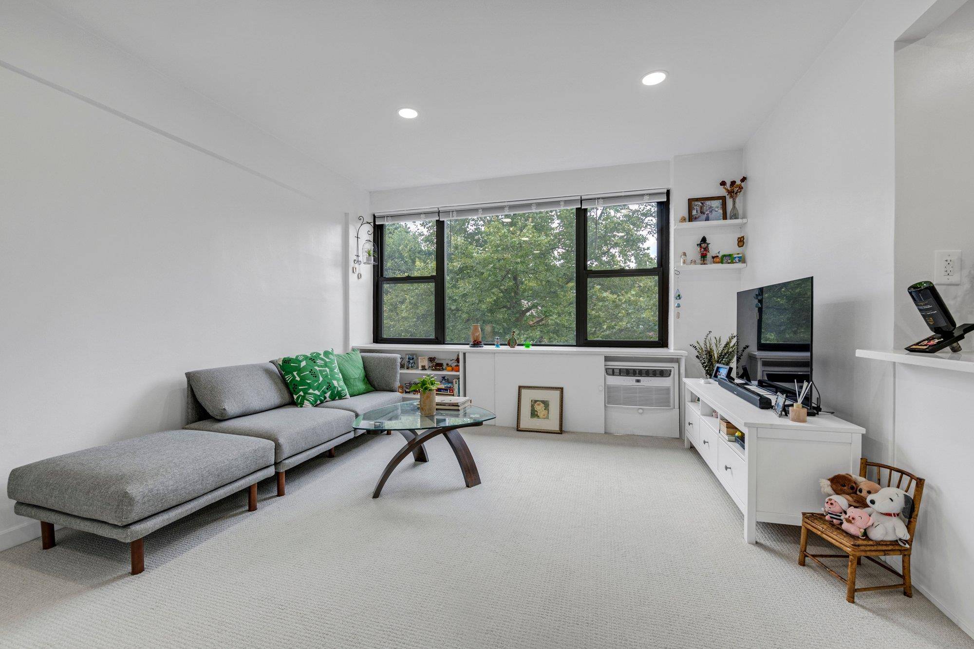 Great Neck, NY 11021,15 Hillpark AVE #2-O