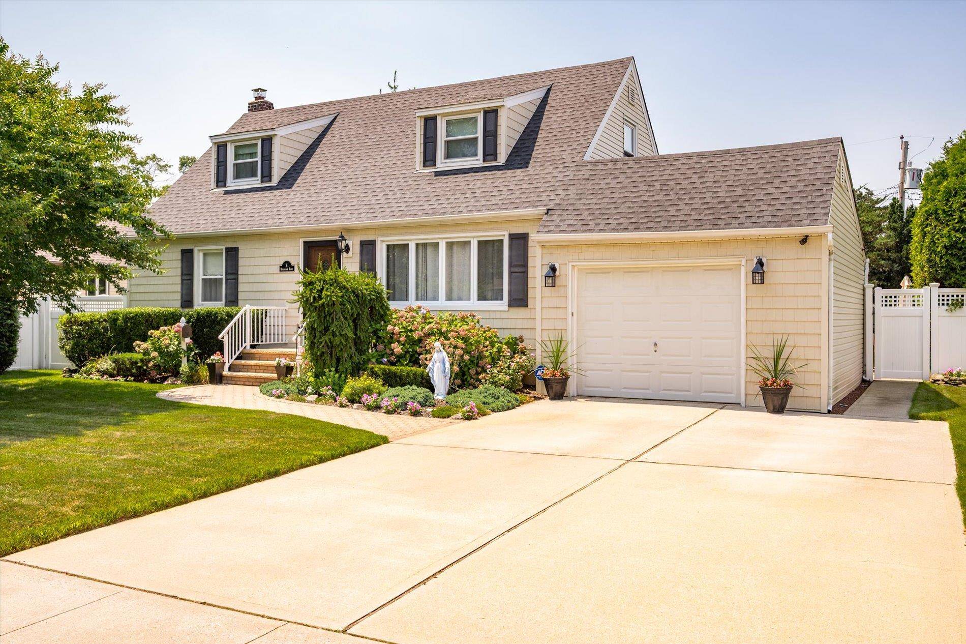 Farmingdale, NY 11735,4 Hitchcock LN