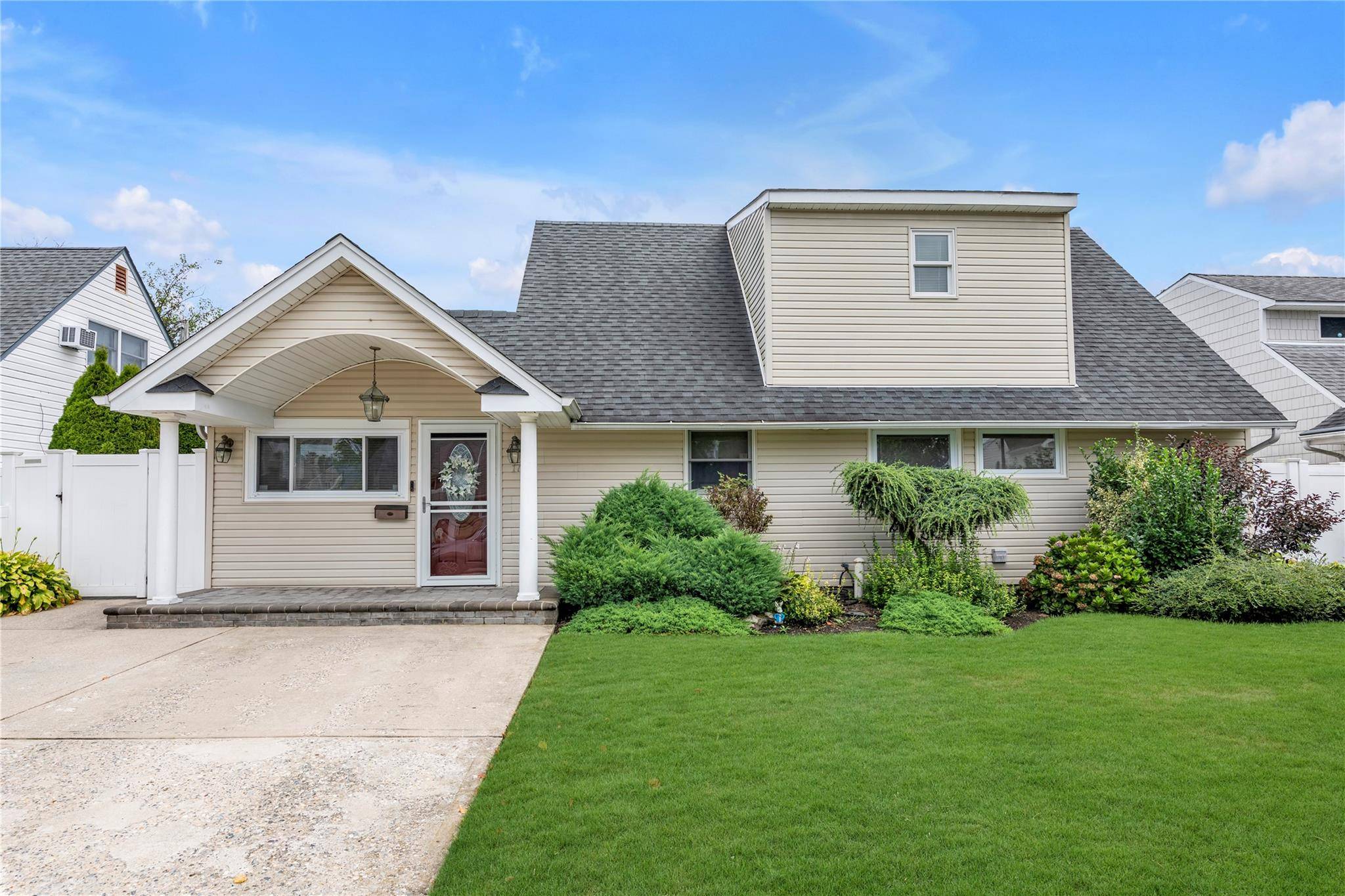 Levittown, NY 11756,17 Topper LN
