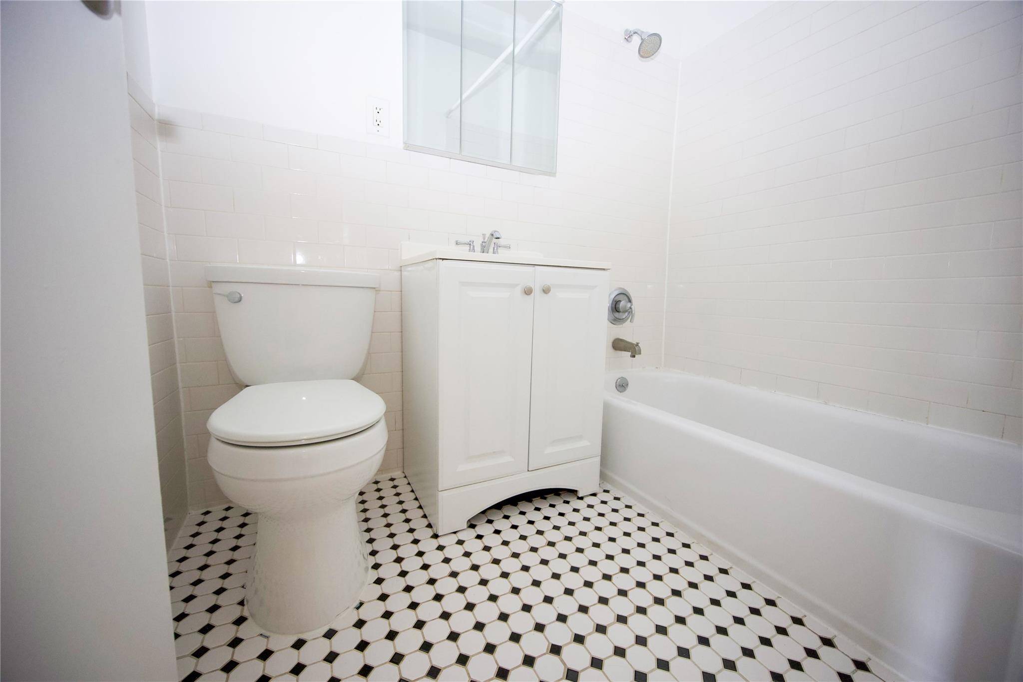 Rockville Centre, NY 11570,77 S Park AVE #B6