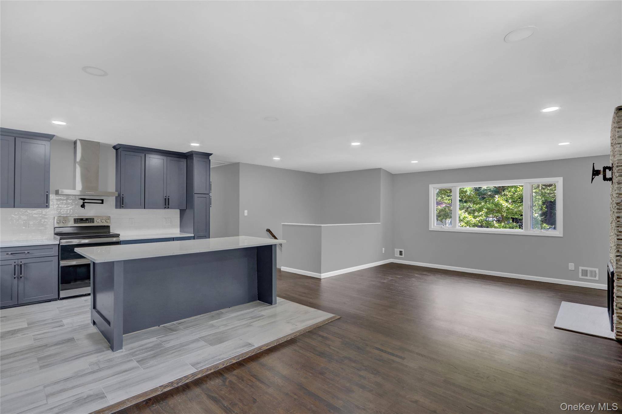 Huntington, NY 11743,7 Walwin PL