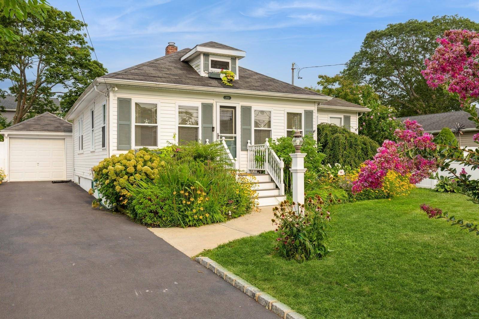 Sayville, NY 11782,109 Roosevelt AVE