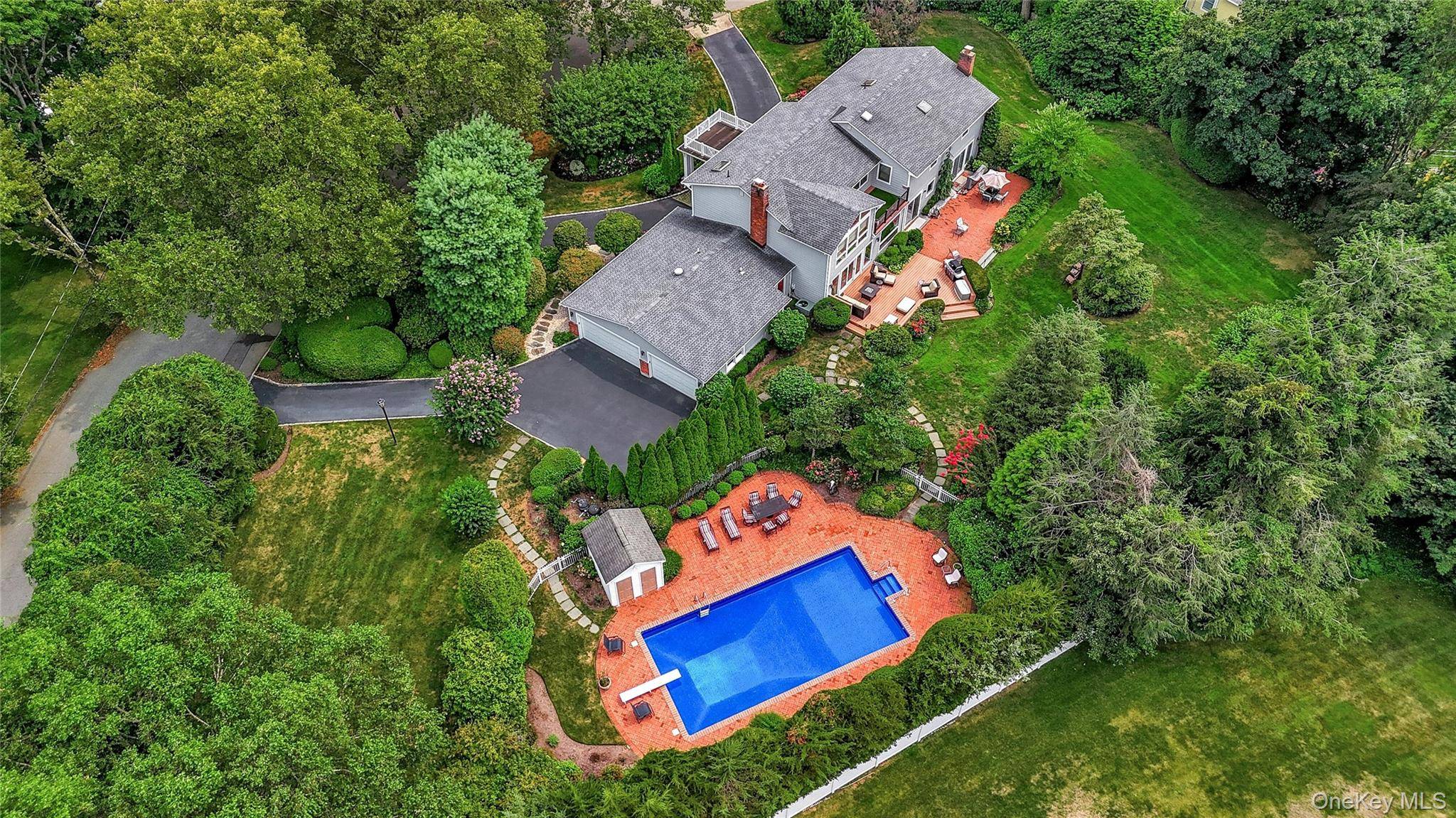 Huntington, NY 11743,30 Briarfield LN