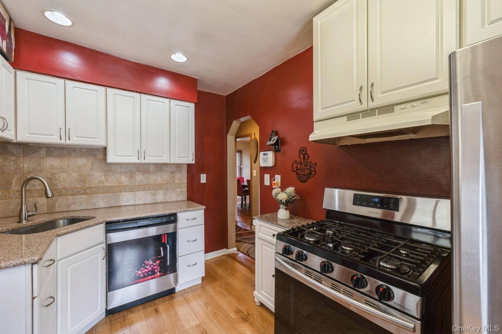 Elmont, NY 11003,1472 Madison ST
