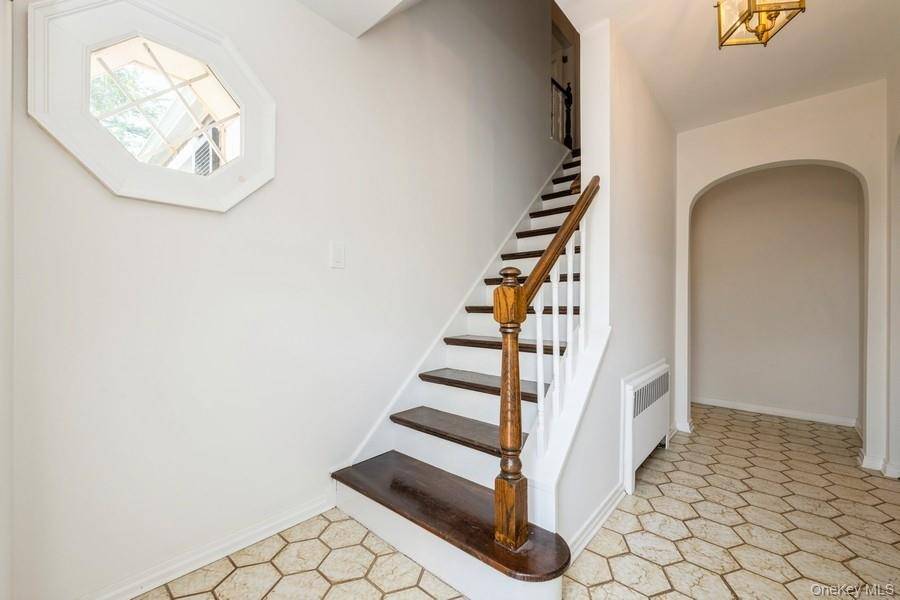 East Hills, NY 11577,2 Short ST