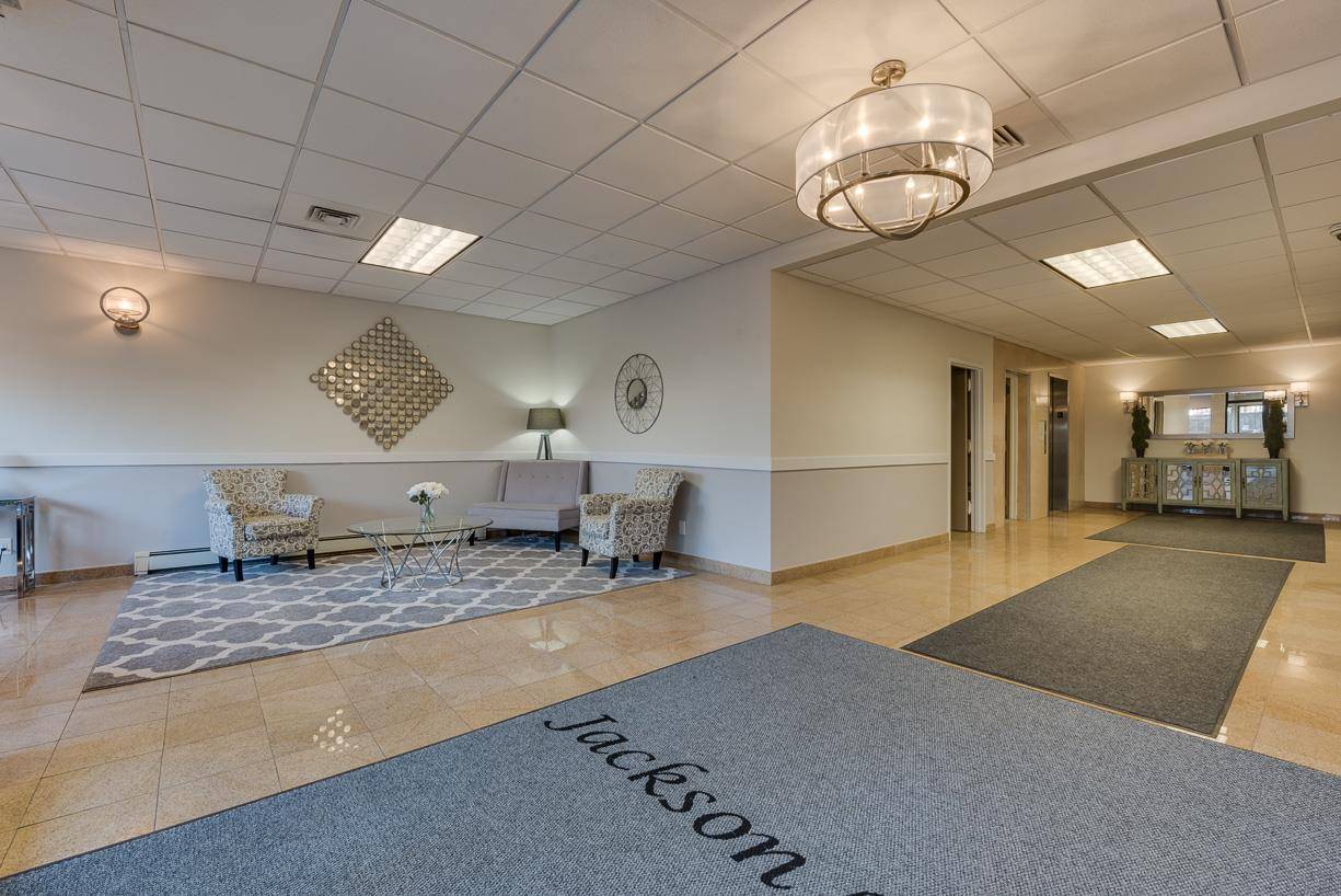 Mineola, NY 11501,101 Jackson AVE #2J