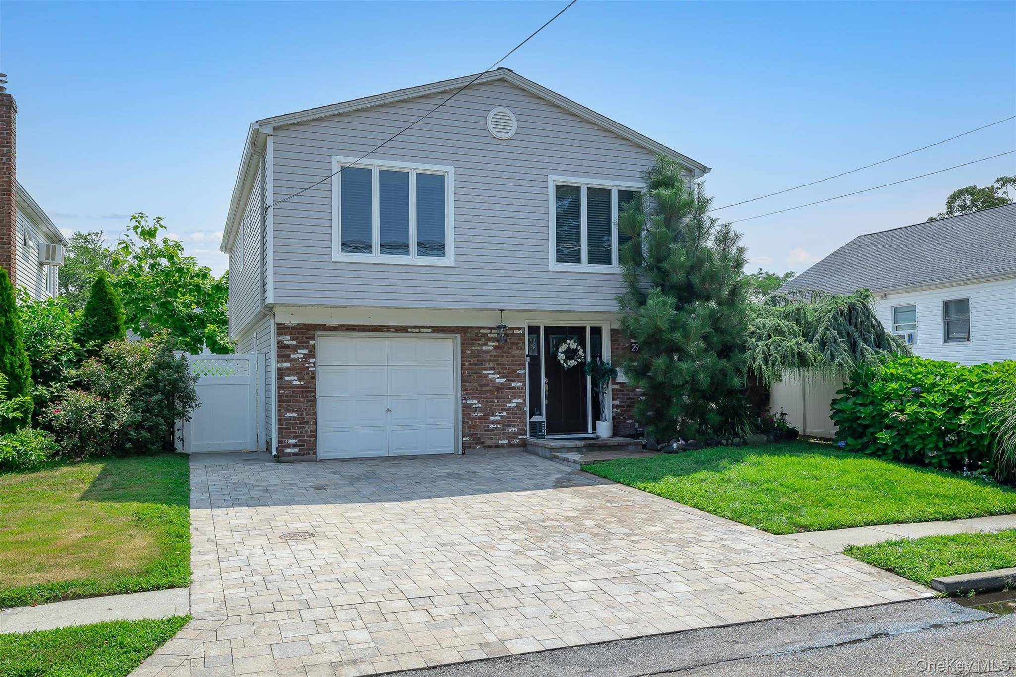 Babylon, NY 11702,29 S Bay DR