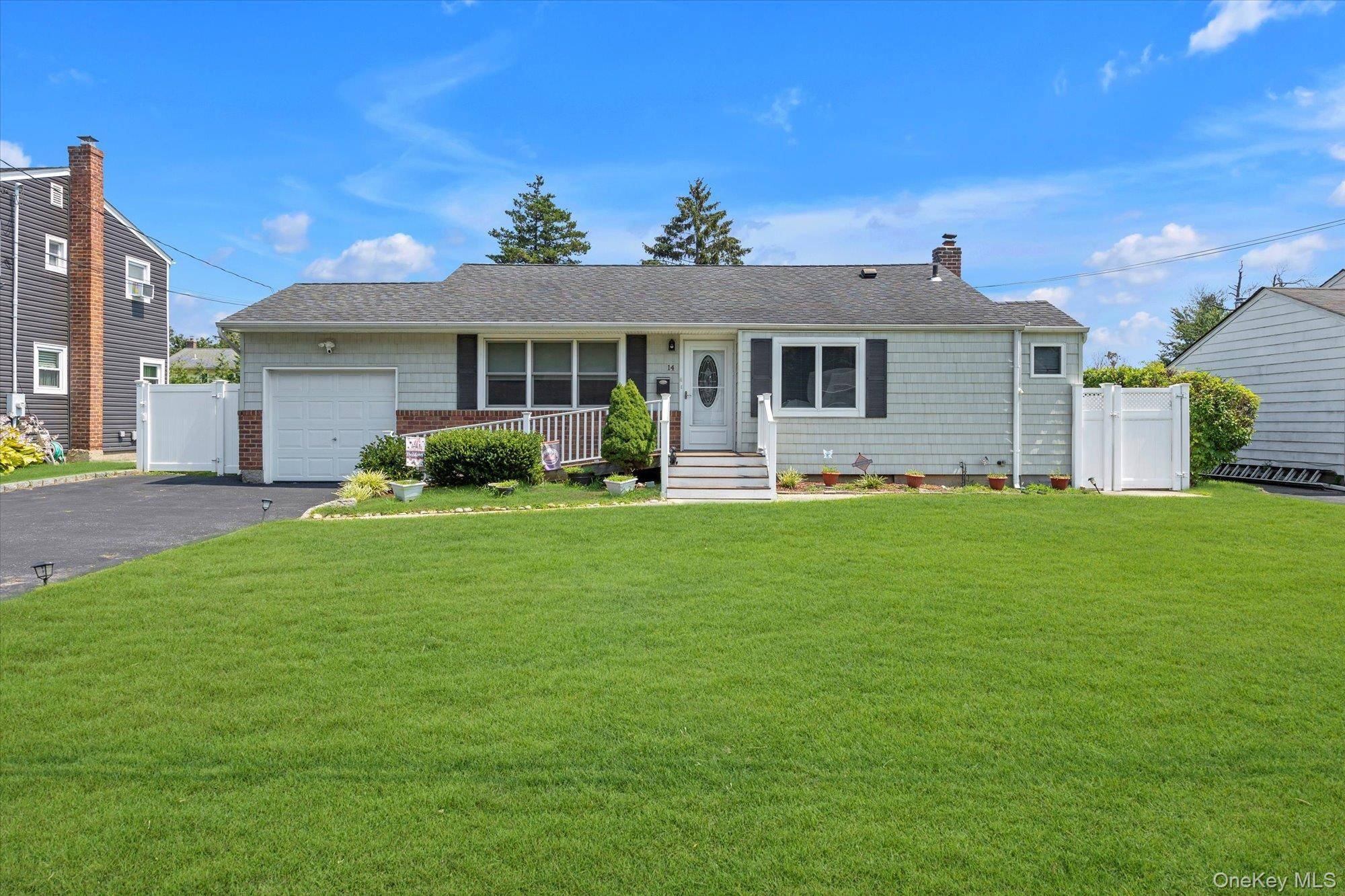 East Northport, NY 11731,14 Heath LN
