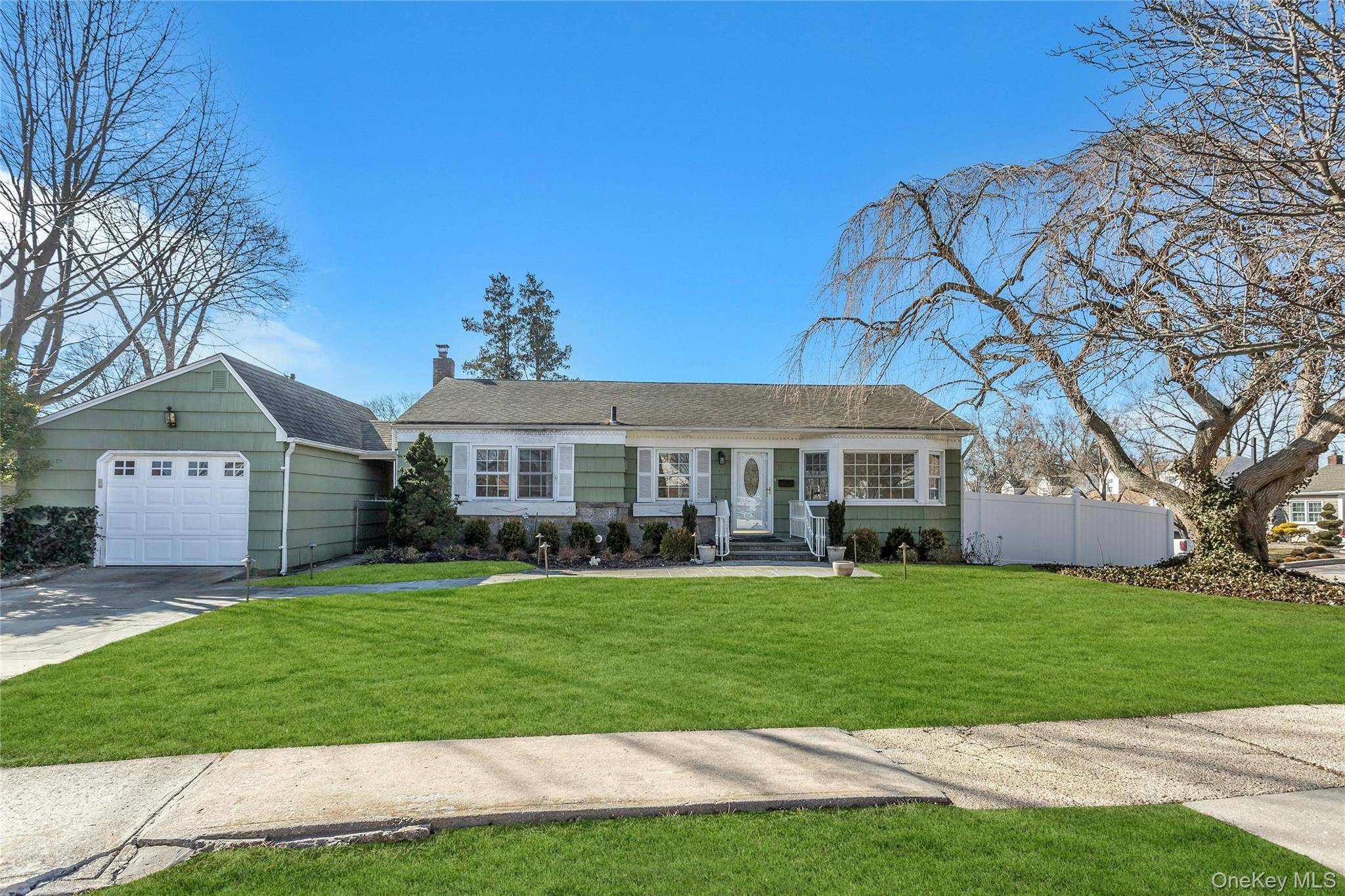 Plainview, NY 11803,2 Glen DR