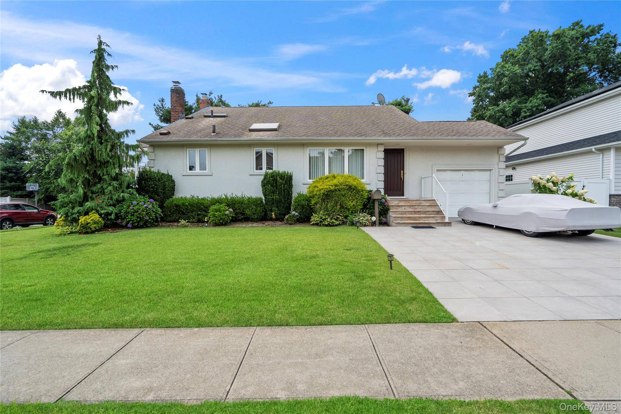 Plainview, NY 11803,33 Shelter Hill RD