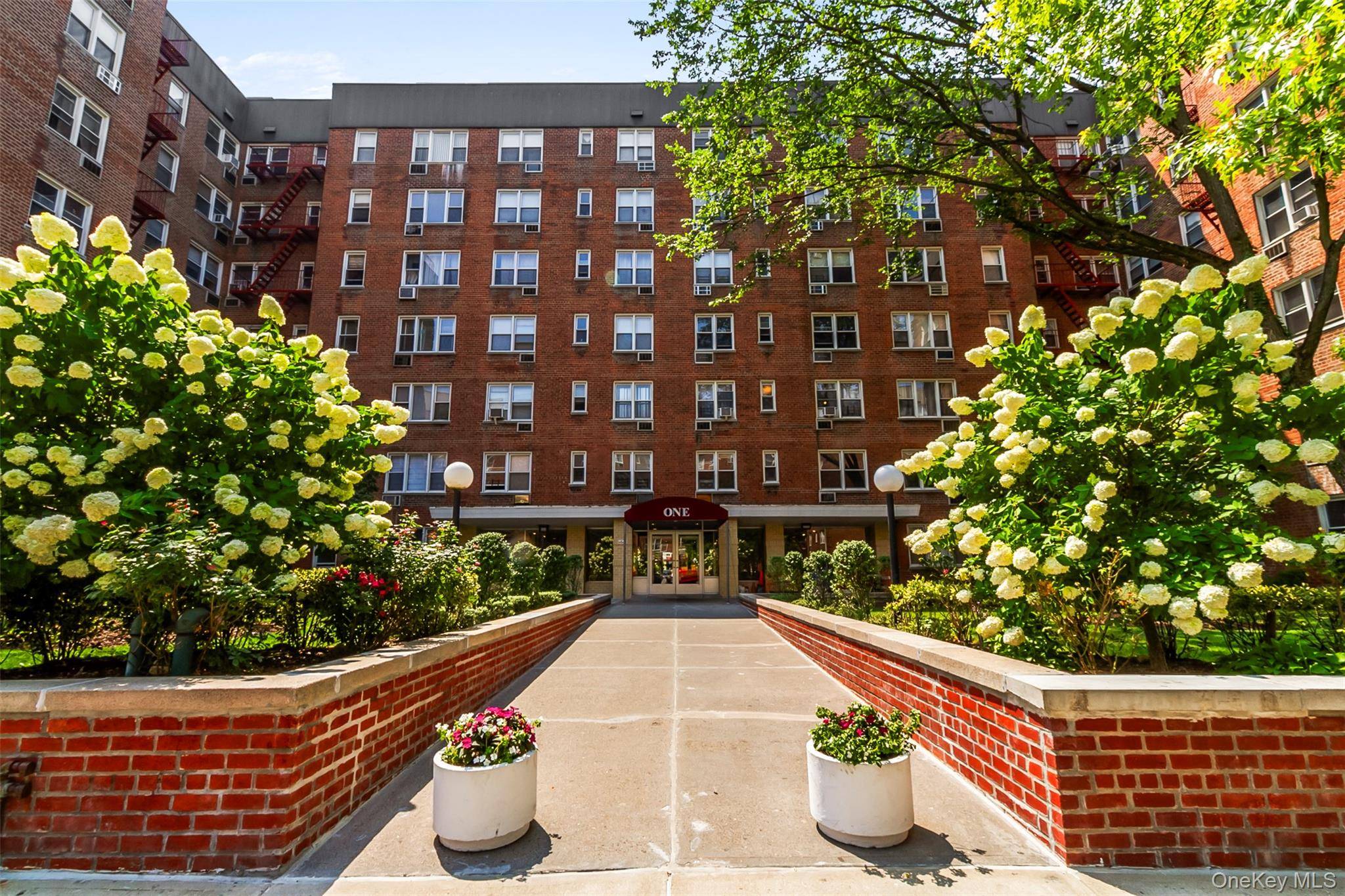 Yonkers, NY 10710,1 Sadore LN #4T