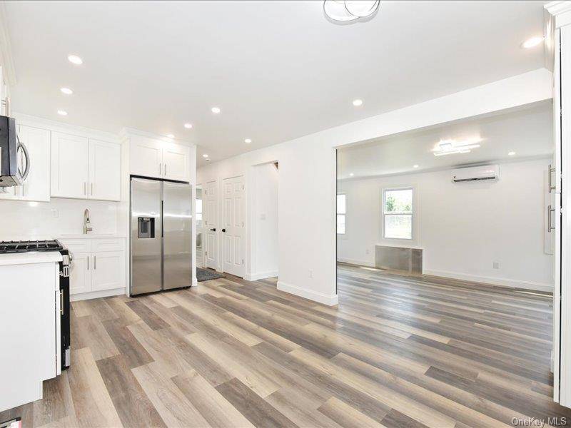 Mineola, NY 11501,180 evelyn