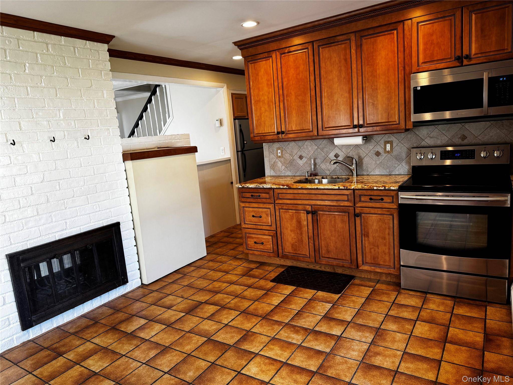 Levittown, NY 11756,12 Elves LN