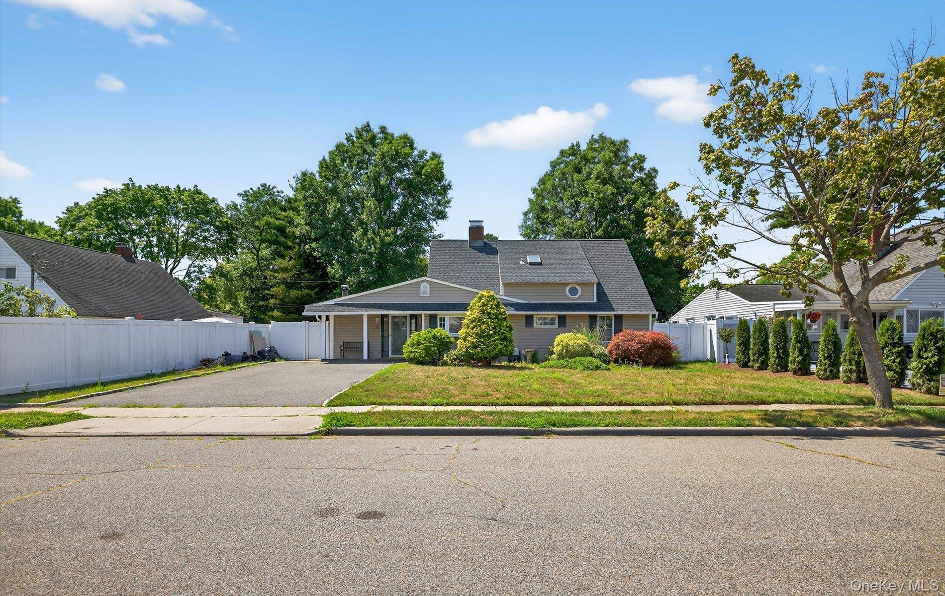 Hicksville, NY 11801,52 April LN