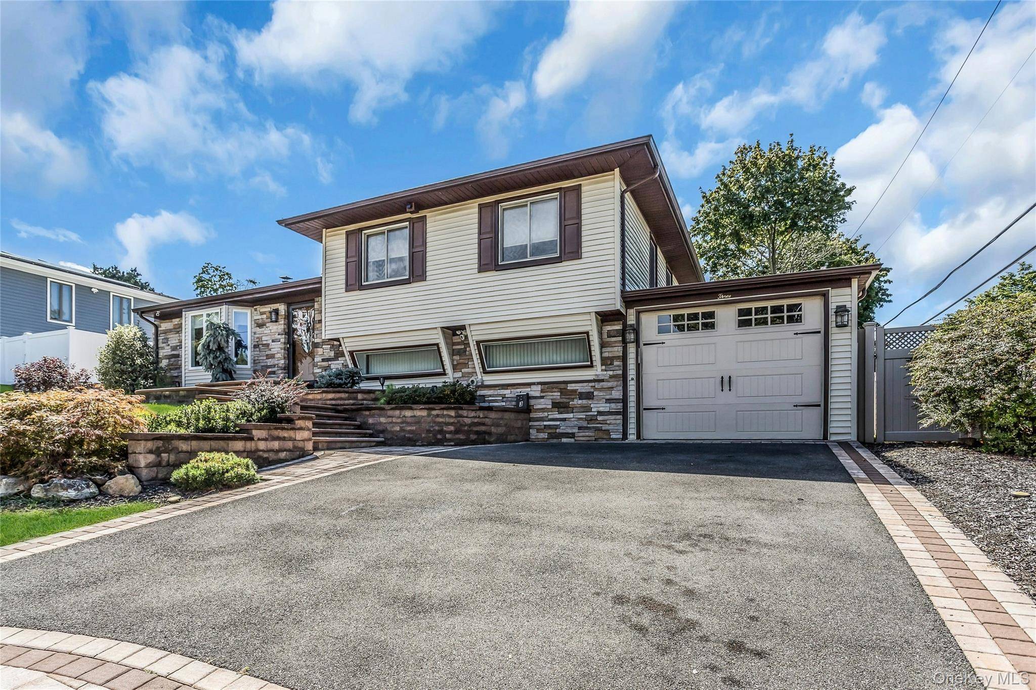 Old Bethpage, NY 11804,3 Harrow LN