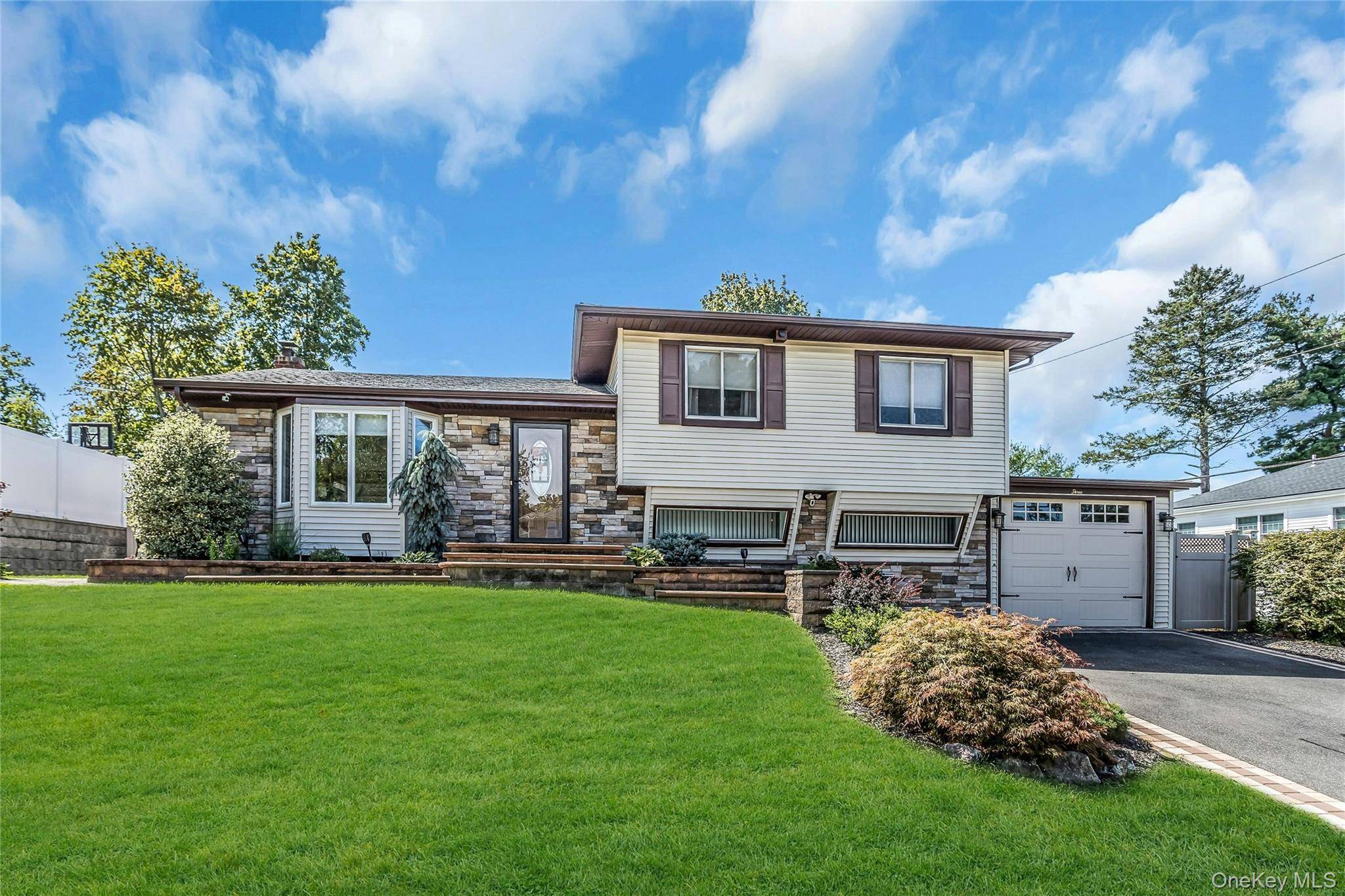 Old Bethpage, NY 11804,3 Harrow LN