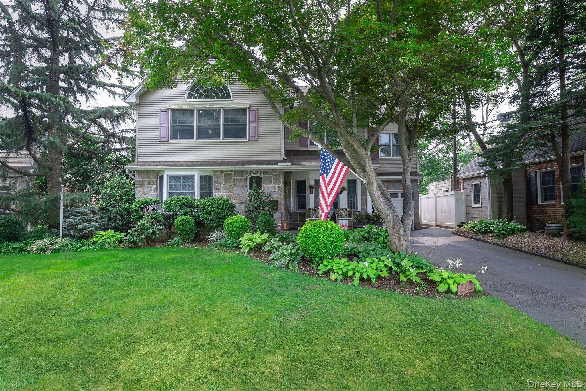 New Hyde Park, NY 11040,14 Magnolia DR