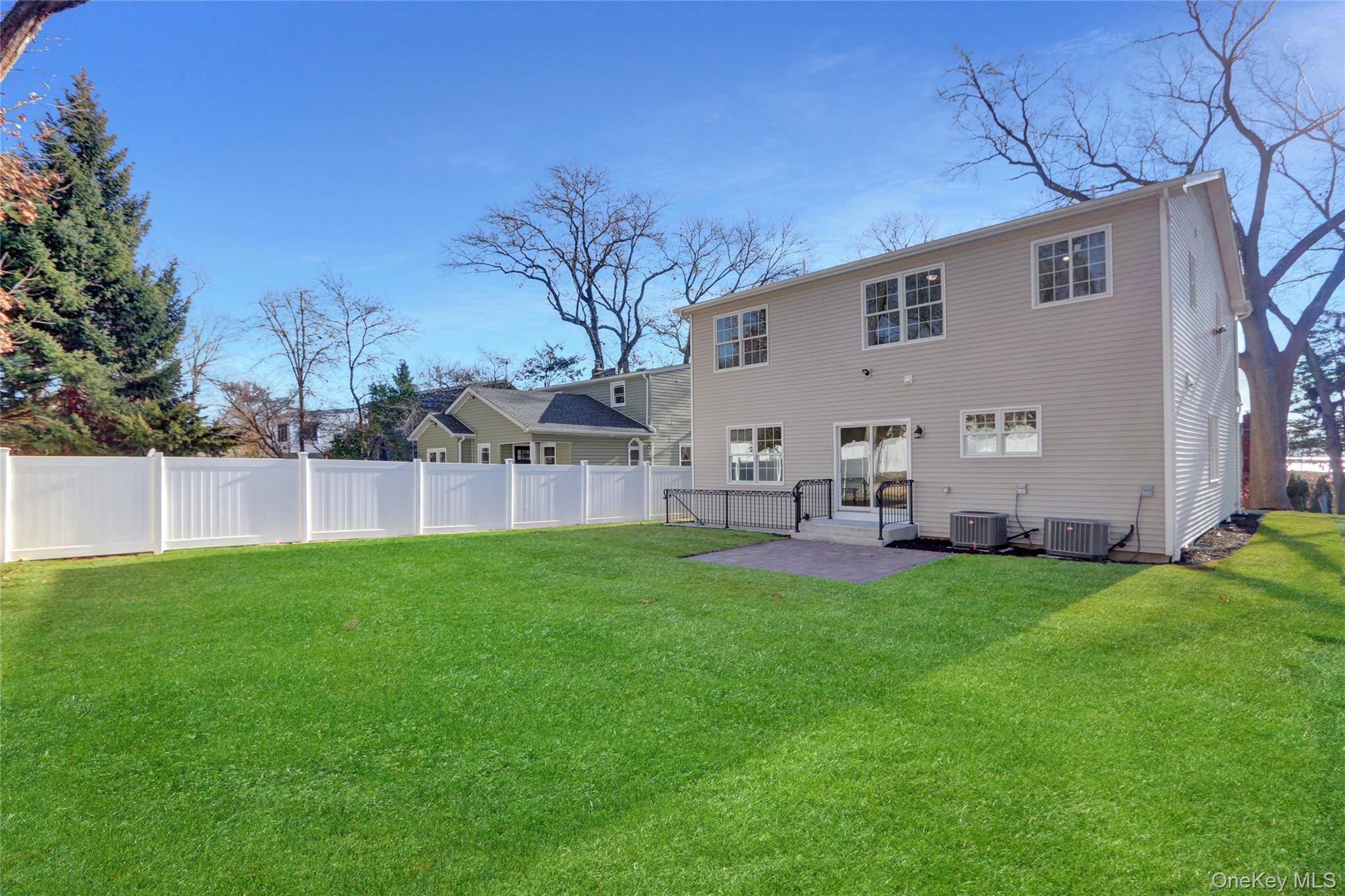 Bayville, NY 11709,9 Hickory RD