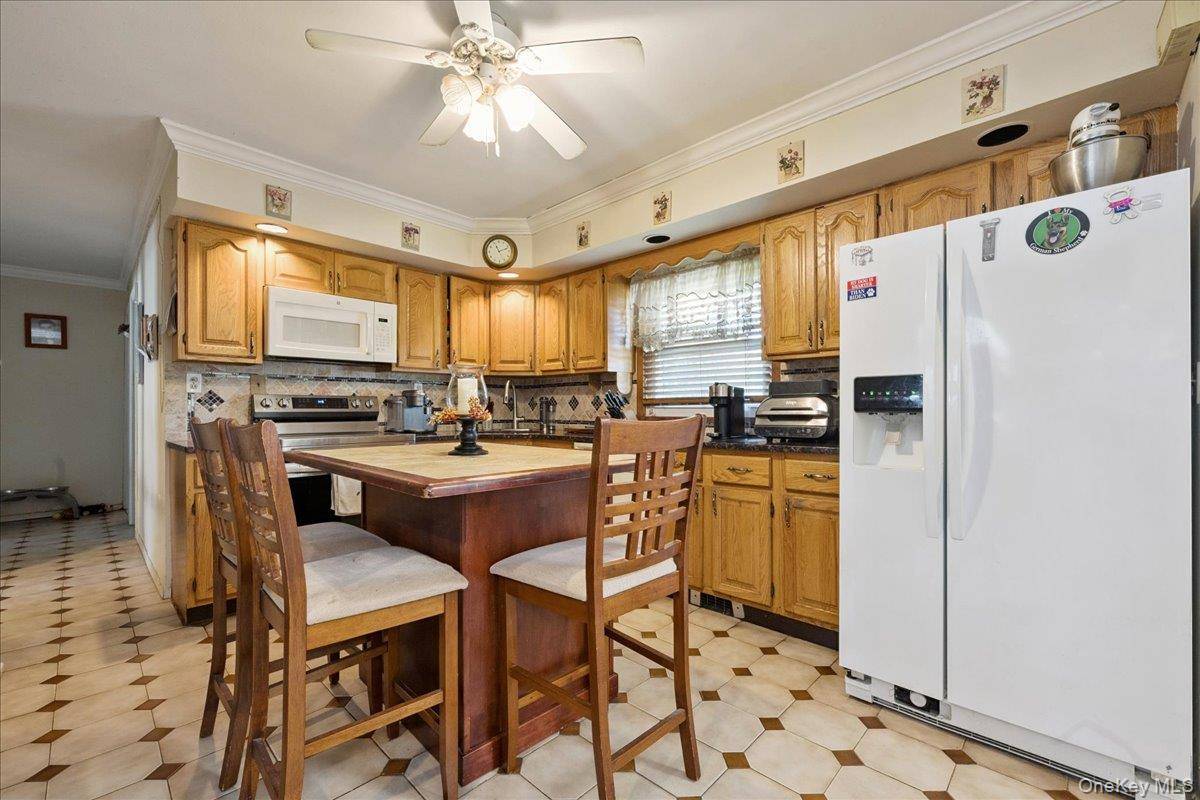 Levittown, NY 11756,181 Springtime LN